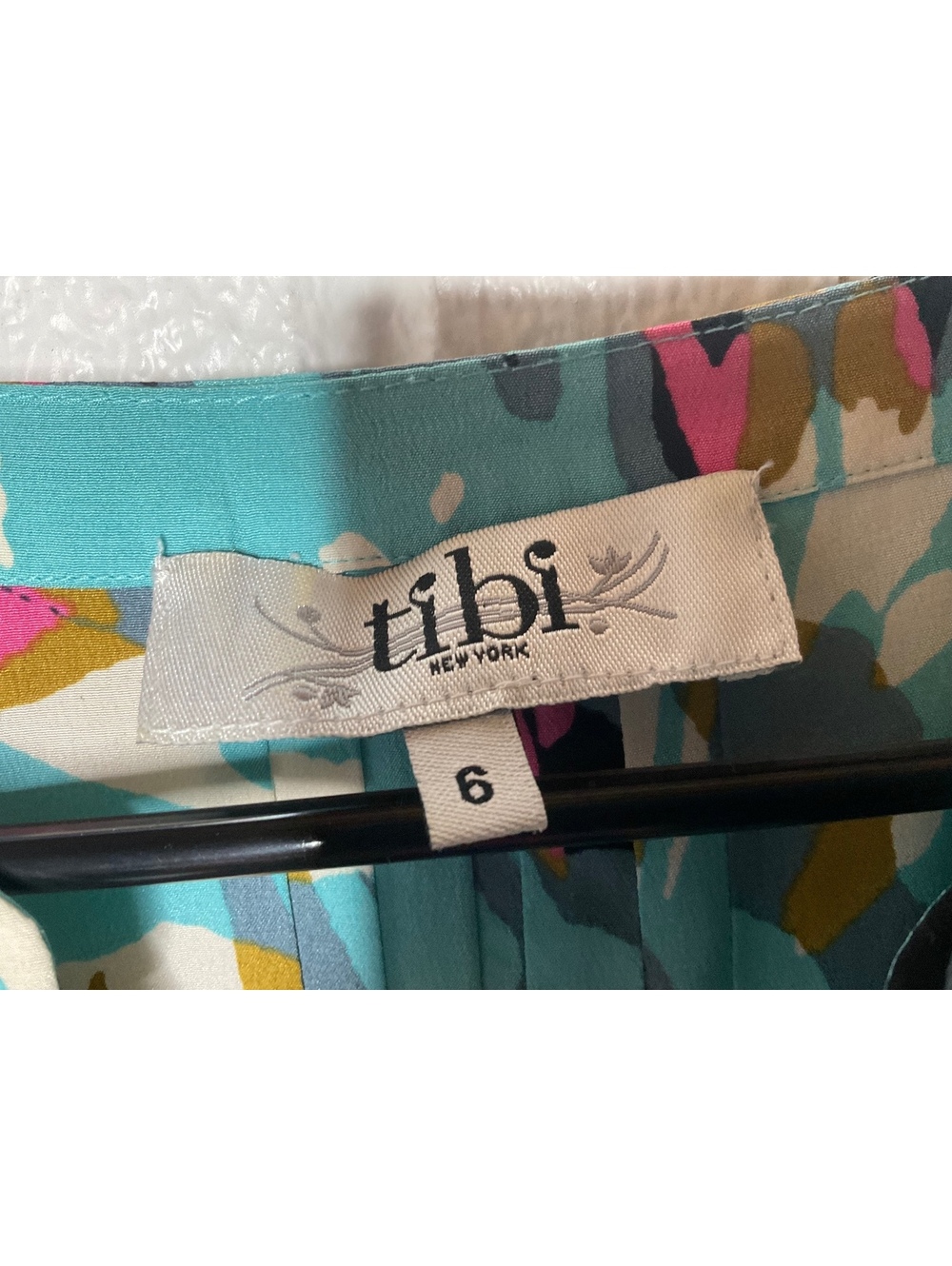 < Tibi New York 100% Silk Abstract Pattern Flutter Sleeve Blouse > - Picture 3 of 6